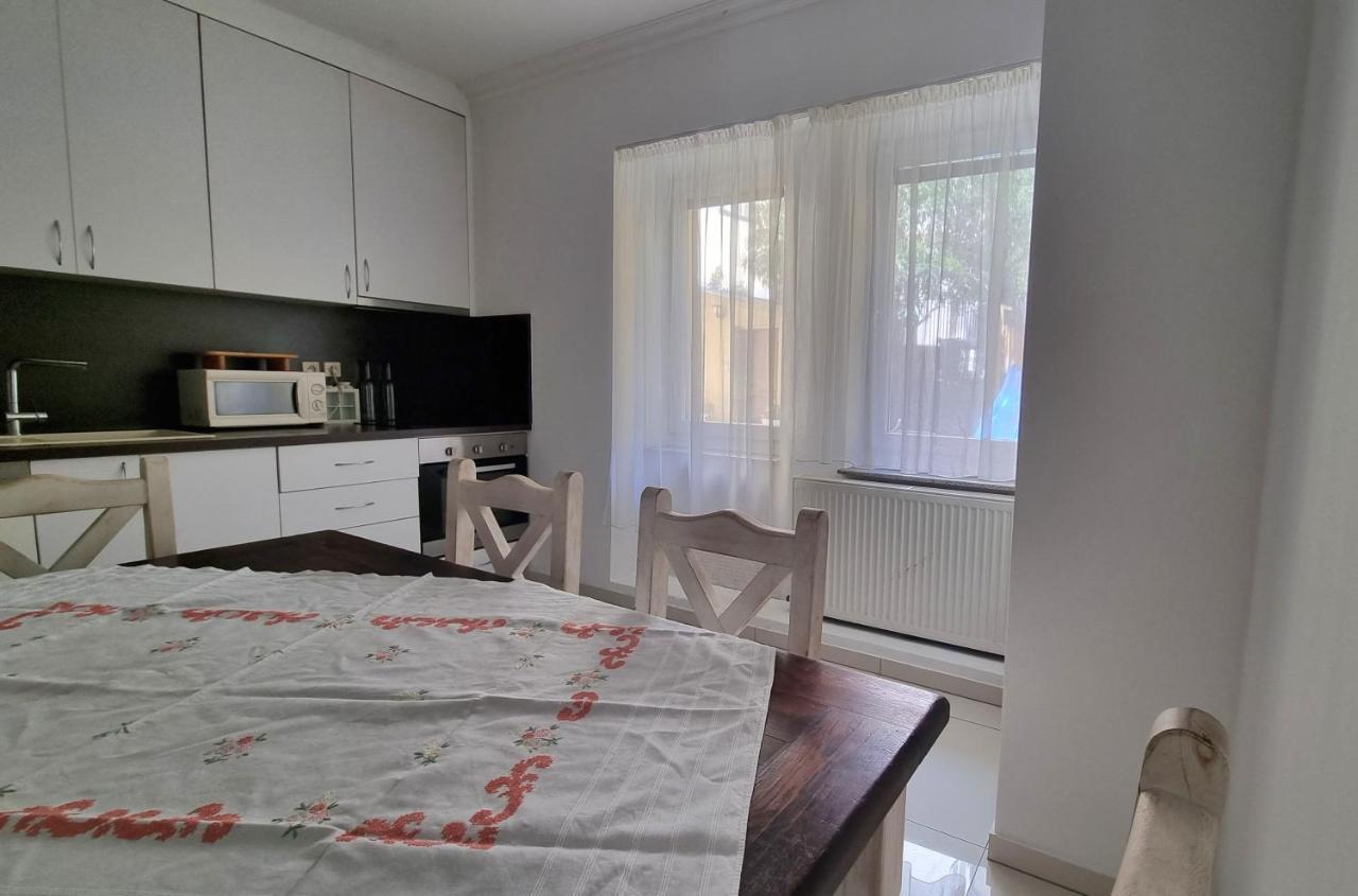 Spacious Apartment In City Center Bratislava Extérieur photo