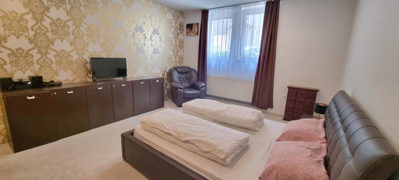 Spacious Apartment In City Center Bratislava Extérieur photo