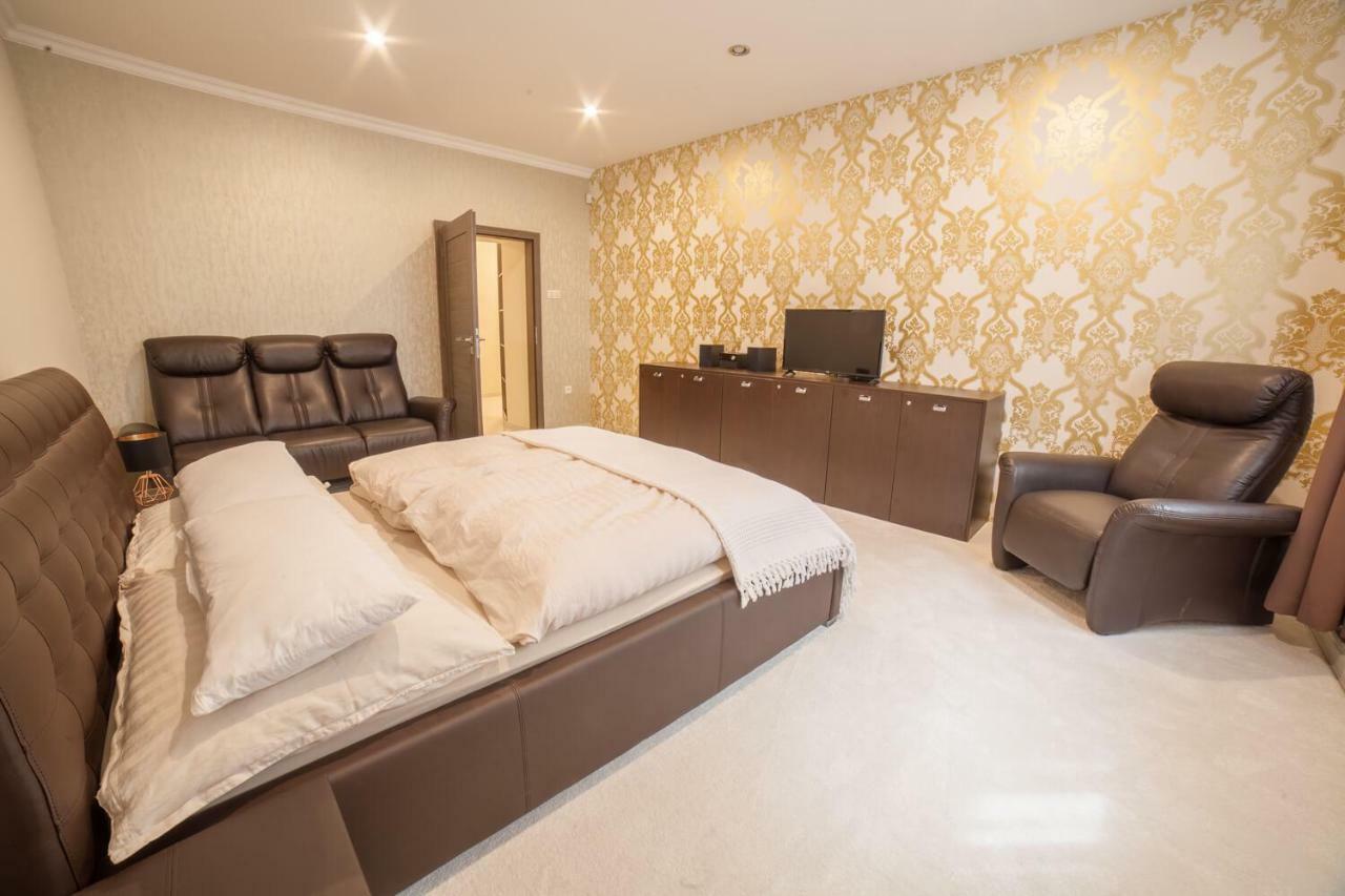 Spacious Apartment In City Center Bratislava Extérieur photo
