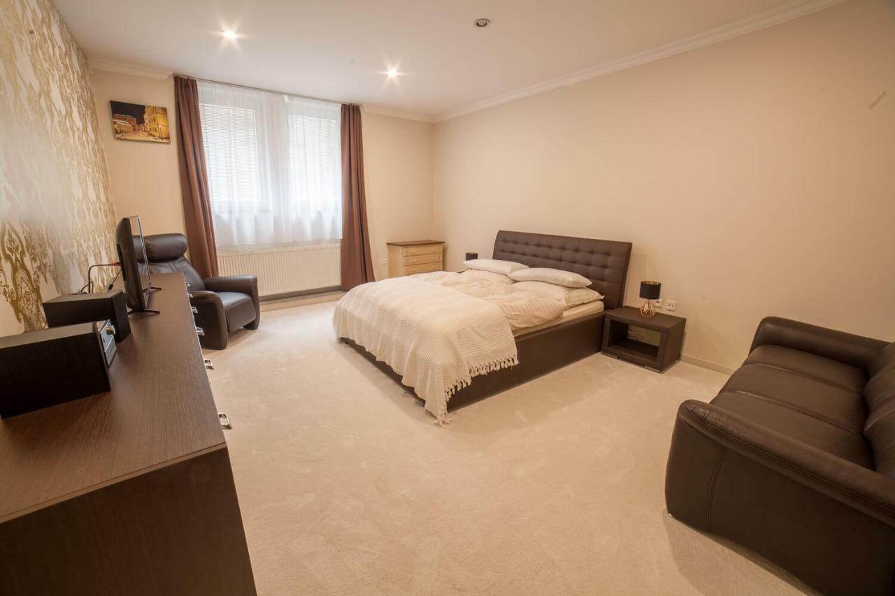 Spacious Apartment In City Center Bratislava Extérieur photo